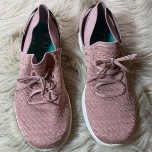 Sketchers tennis shoes